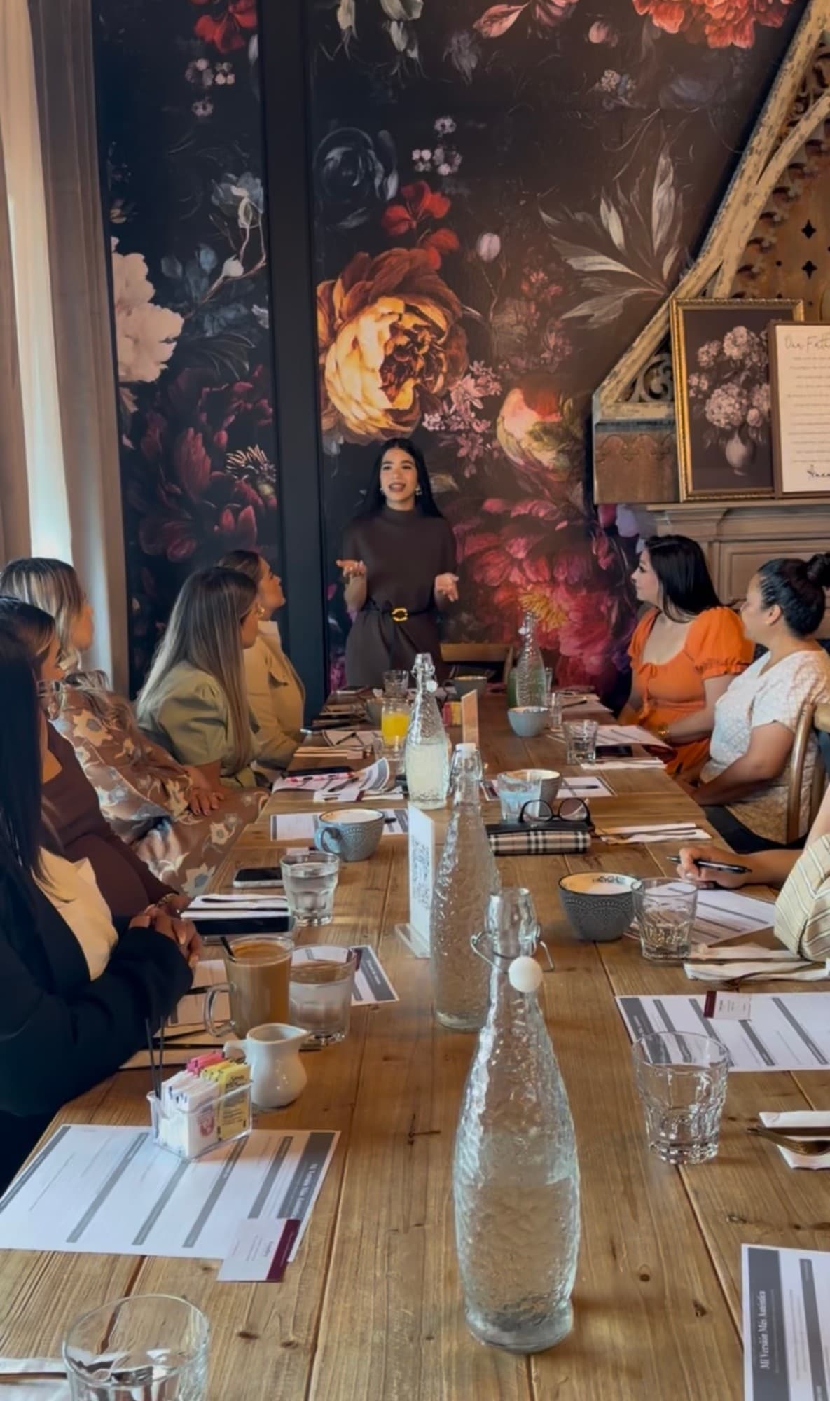 Sarahi Haro con su comunidad en encuentro presencial