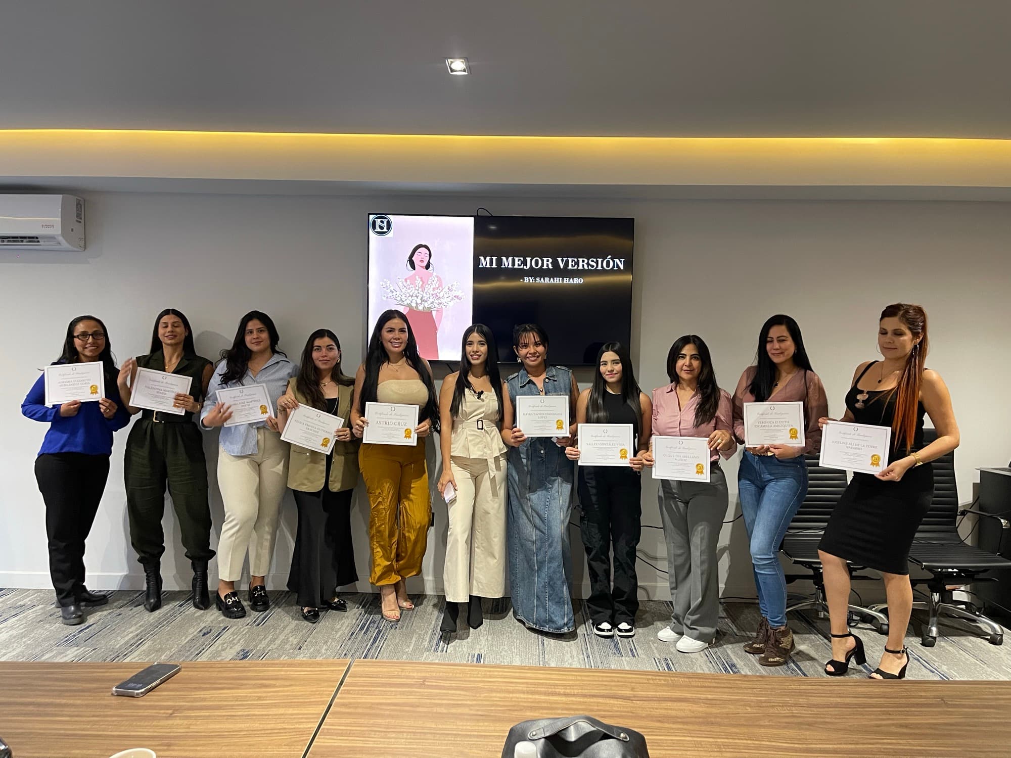 Alumnas del taller Mi Mejor Versión con certificados