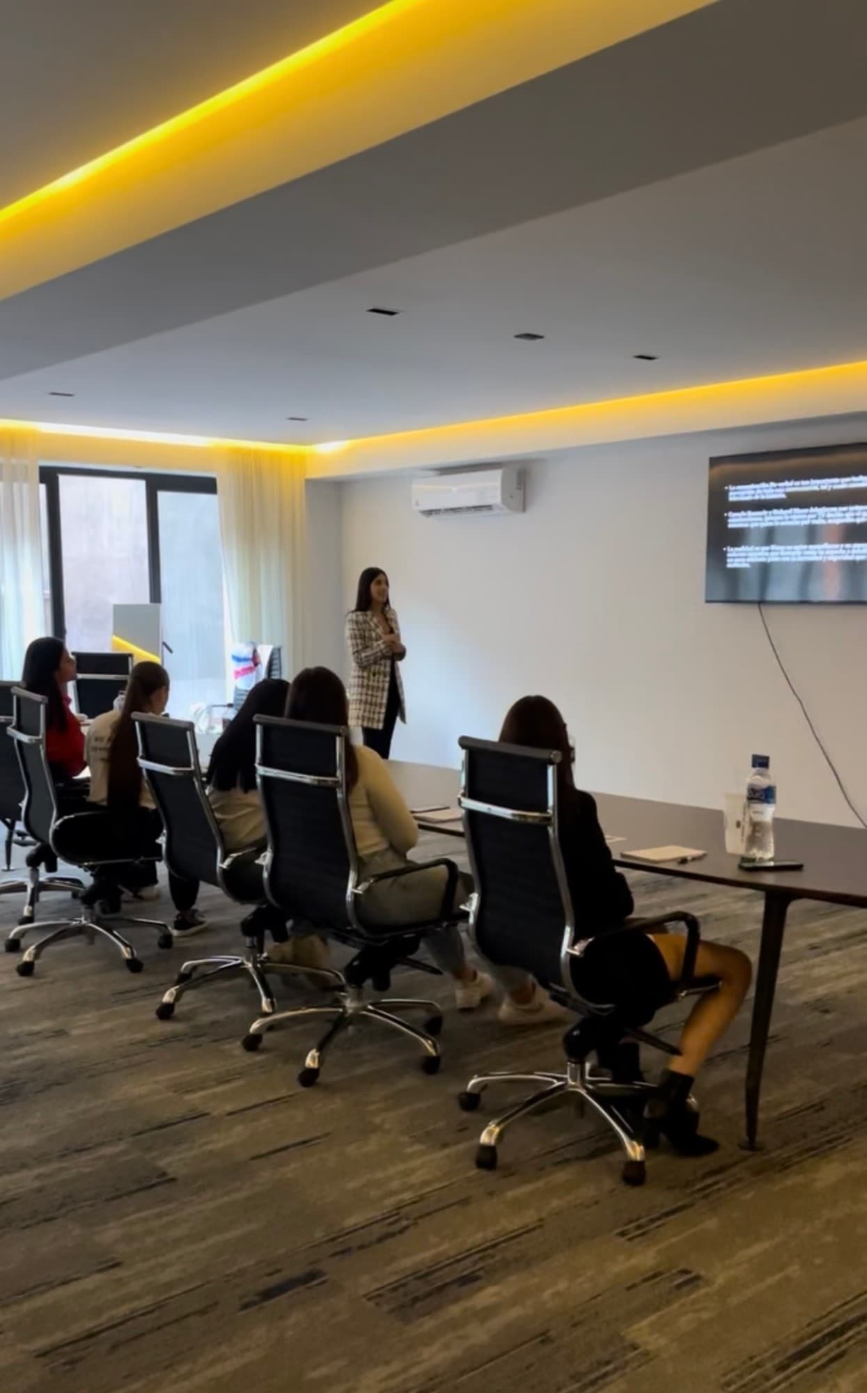 Sarahi Haro impartiendo taller corporativo