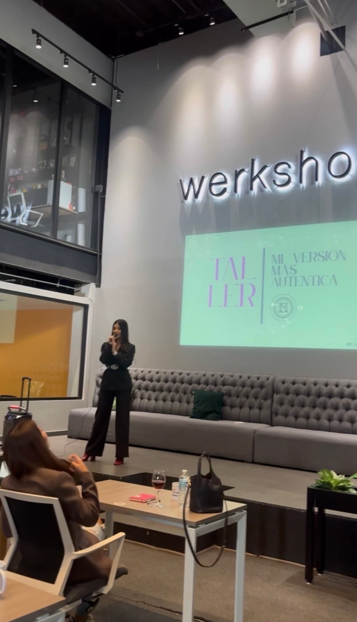 Sarahi Haro dando el Taller MVMA en Werkshop